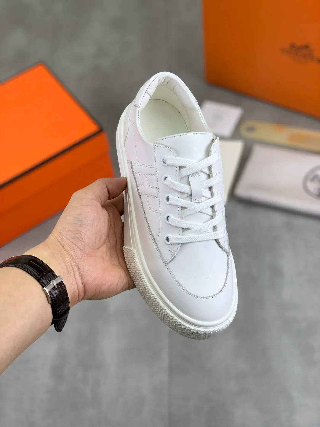 Men's men's shoes 💰P640 new top version original order Hermes couples 🧑‍🤝‍🧑 style Drift Sneaker autumn new casual sports shoes original purchase development and production H family men's classic series technical breathable fabrics with cowhide casual sports shoes casual sports dad shoes combine high-tech breathable materials and cowhide, H family exclusive button decoration on the side The outsole is full of H italic design and bright colors to show vitality and continue the brand design inspiration. Stroll around the city lightly and feel free and comfortable. Exquisite packaging at the delivery counter🛍📦 ▪️Fabric: original customized breathable material + first layer of cowhide ▪️Inner: cowhide feet ▪️Outsole: molded and evacuated PU+TPU material ▪️Size: 35-45 Multiple colors available Premium packaging